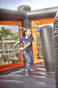 Niña jugando en la casa inflable