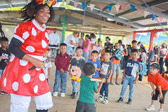 La piñata: alegría compartida en Los Cedros