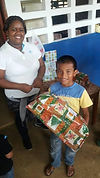 Voluntaria entregando un regalo a un niño de la comunidad
