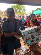 Entrega de un regalo envuelto durante la jornada