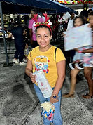 Niña con su regalo y merienda durante la jornada
