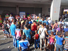 Entrega de regalos a los niños