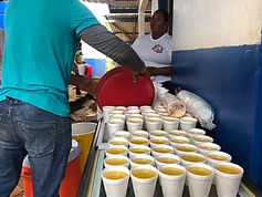 Sirviendo los alimentos de la jornada