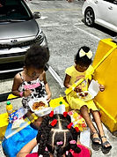 Niños compartiendo los alimentos entregados