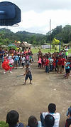 Los niños jugando a la piñata en Santa Fe