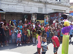Payasos y niños en la jornada