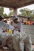 Entrega de bolsas con víveres a las familias