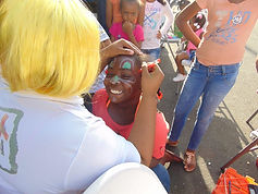 Maquillaje artístico para los niños durante la jornada