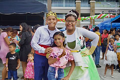 Participantes caracterizados durante la actividad