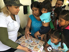 Entrega de un regalo envuelto a una madre con su hijo