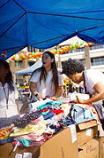 Voluntarias clasificando la ropa para la entrega