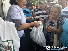 Entrega de un presente a una vecina de la comunidad