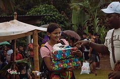 Entrega de regalos a los niños