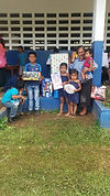 Niños con sus juguetes al final de la jornada