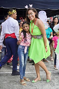 Niña posando con una voluntaria de la jornada