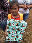 Una niña con su regalo de Navidad