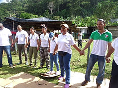 Los voluntarios en oración