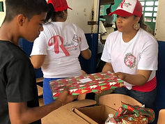 Entrega de un regalo a un niño de la comunidad