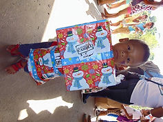 Un niño con los regalos que recibió