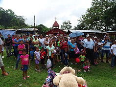 La comunidad reunida con el oso de peluche