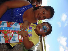 Madre con su hija y el regalo recibido