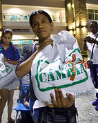Entrega de bolsas a las familias de la comunidad