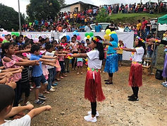 Las niñas bailando durante la jornada