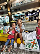 Niñas con las bolsas de la jornada en Atlantic Plaza