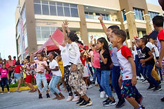 Niños participando en la actividad al aire libre