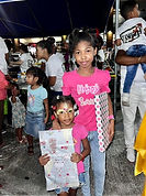 Entrega de regalos a las niñas de la comunidad