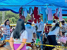 Voluntarios organizando la ropa para la entrega