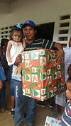 Entrega de un regalo a una niña de Santa Fe