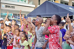 Niños celebrando durante la jornada