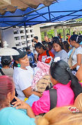 Entrega de ropa y enseres a las familias