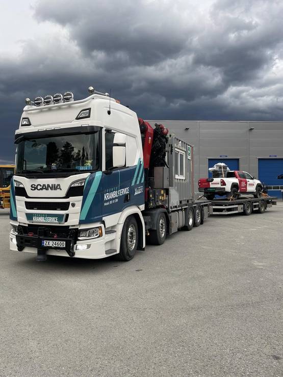 Scania kranbil med sammenlagt lastekran