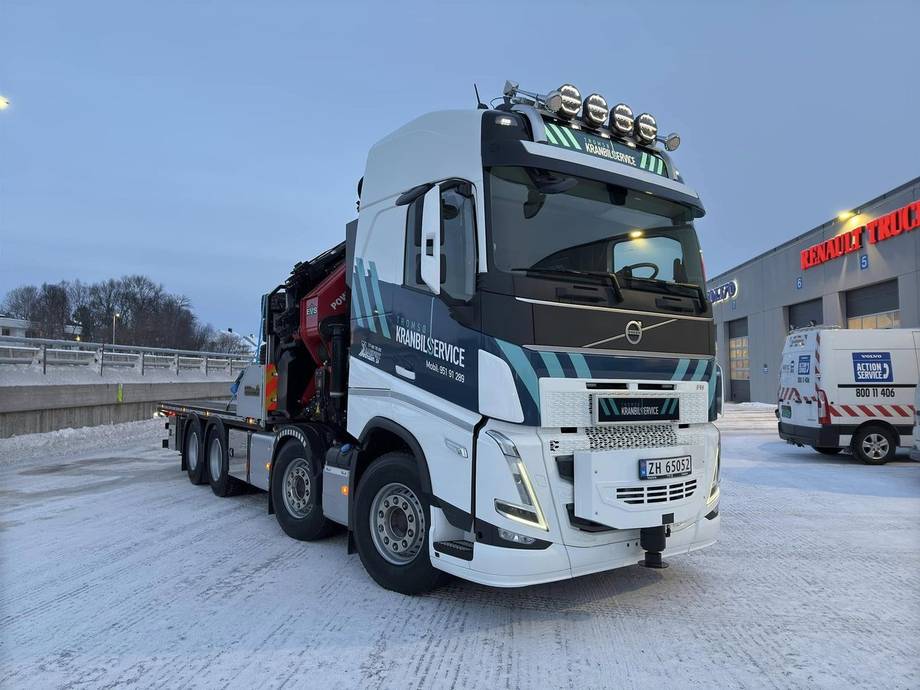 Hvit Volvo kranbil med påmontert lastekran