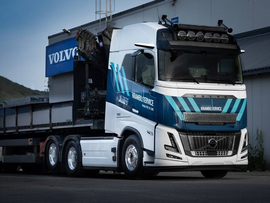 Volvo kranbil med sammenlagt kran bak førerhuset
