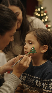 Pintando un árbol de navidad en la carita de una niña