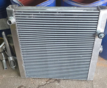 Aluminium radiator with welded tanks
