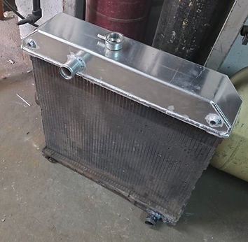 Classic radiator with aluminium top tank