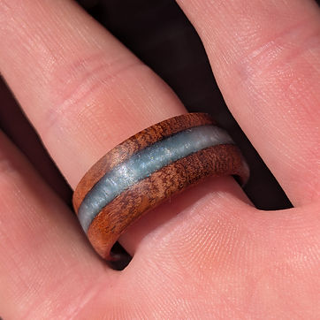 A band split by a pearlescent blue-grey inlay.