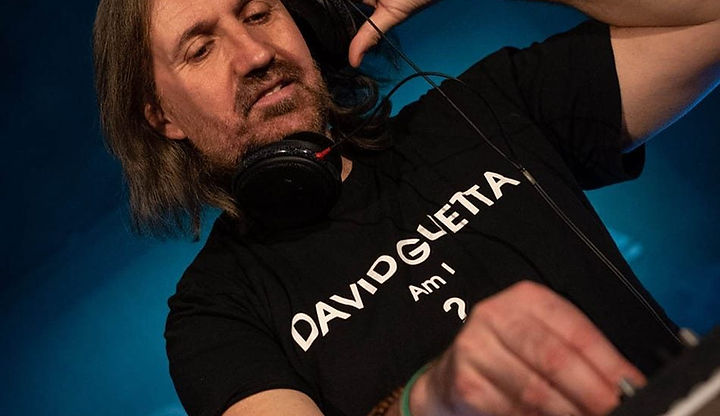 David Guetta magyar hasonmása fejhallgatóval a DJ-pultnál