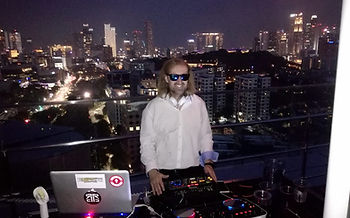 Éjszaka a DJ-pultban
