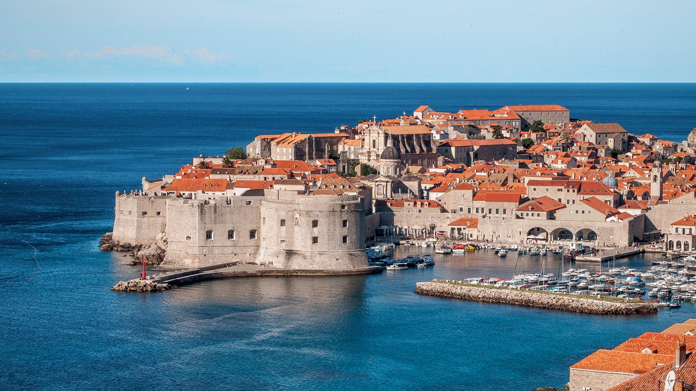 Gamla stan i Dubrovnik vid Adriatiska havet