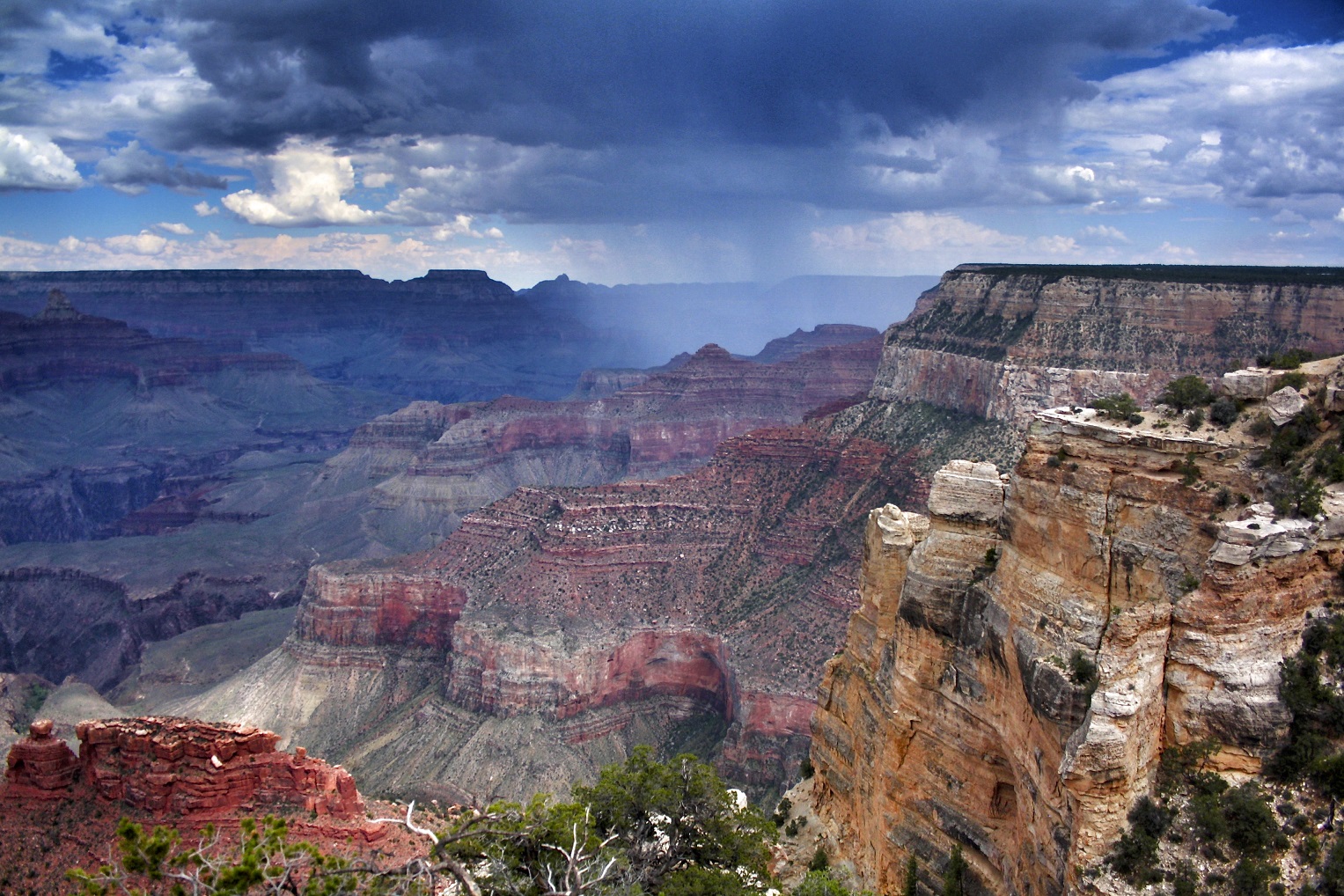 Grand Canyon under dramatiskt molntäcke