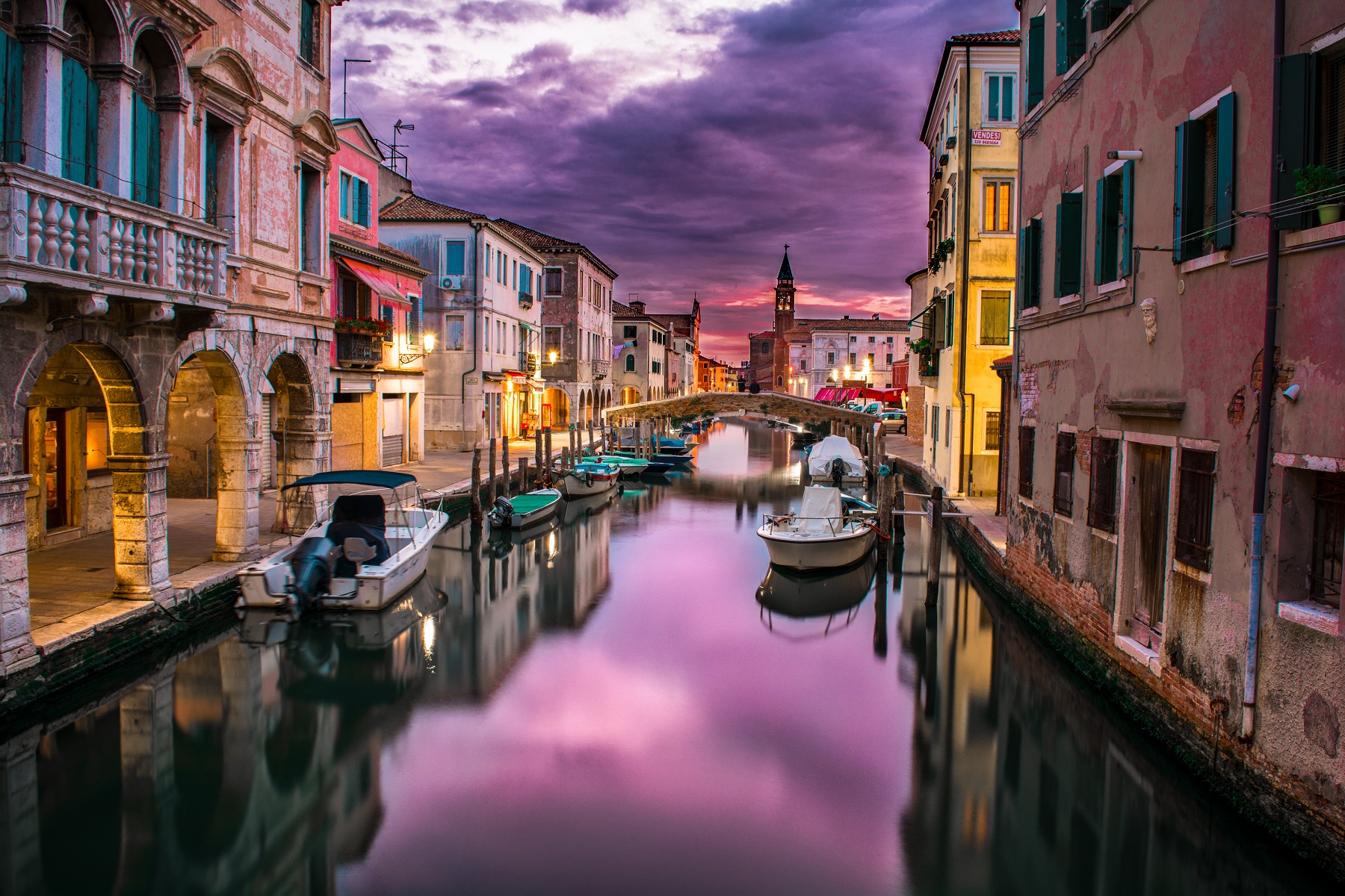 Kanal i Venedig i skymningen
