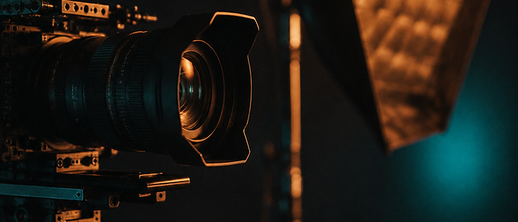 Videóstúdió kamerával és fénnyel, sötét, filmszerű megvilágításban