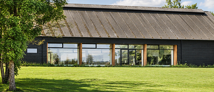 Lysebergh's façade and green surroundings in Risskov, Aarhus