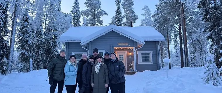 Krkonošské boudy v horské louce obklopené smrkovým lesem