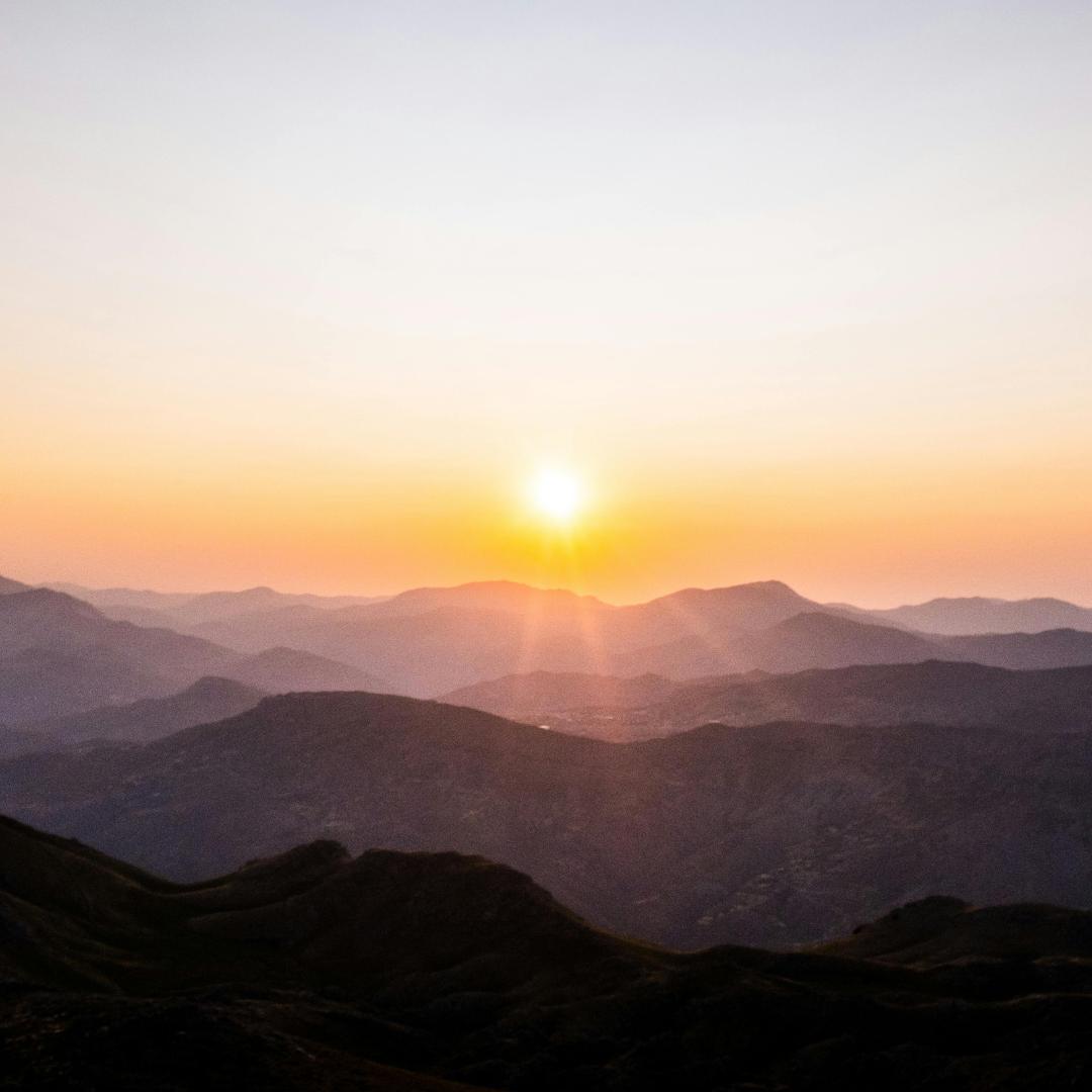 Amanecer sobre las montañas